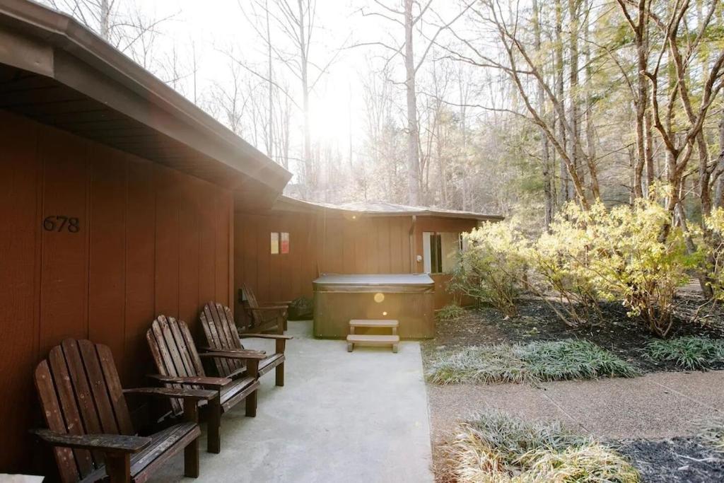 Cabin With Treehouse Views, 3 King Beds, 4 Bunks, And Large Hot Tub! Гатлінбург Екстер'єр фото