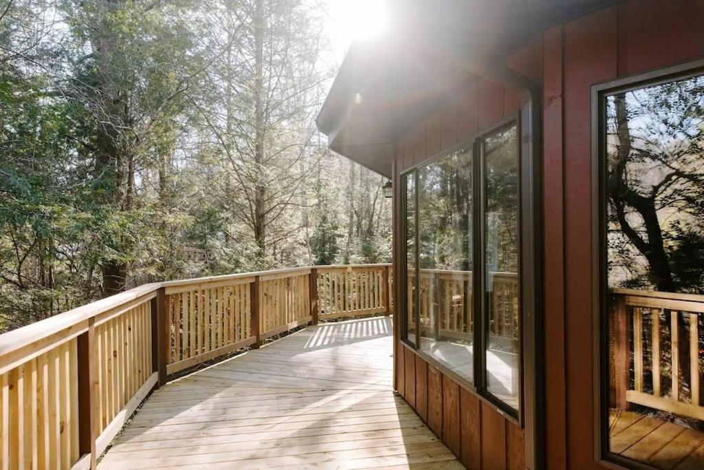 Cabin With Treehouse Views, 3 King Beds, 4 Bunks, And Large Hot Tub! Гатлінбург Екстер'єр фото