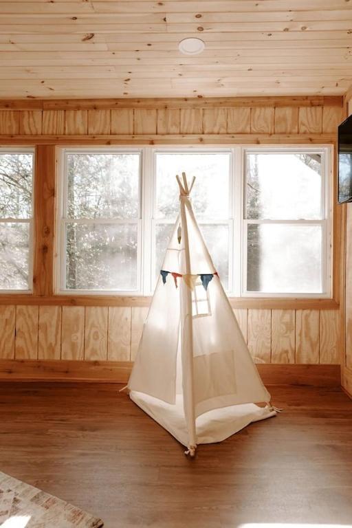 Cabin With Treehouse Views, 3 King Beds, 4 Bunks, And Large Hot Tub! Гатлінбург Екстер'єр фото