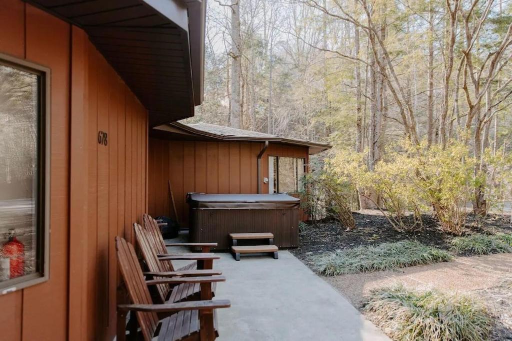 Cabin With Treehouse Views, 3 King Beds, 4 Bunks, And Large Hot Tub! Гатлінбург Екстер'єр фото